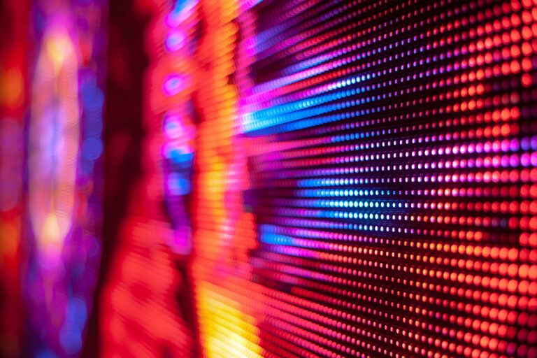 Close-Up von LED-Pixeln zur technischen Darstellung von TV-Geräten und dem Branchenkompass 2025 der Consumer Electronics Branche