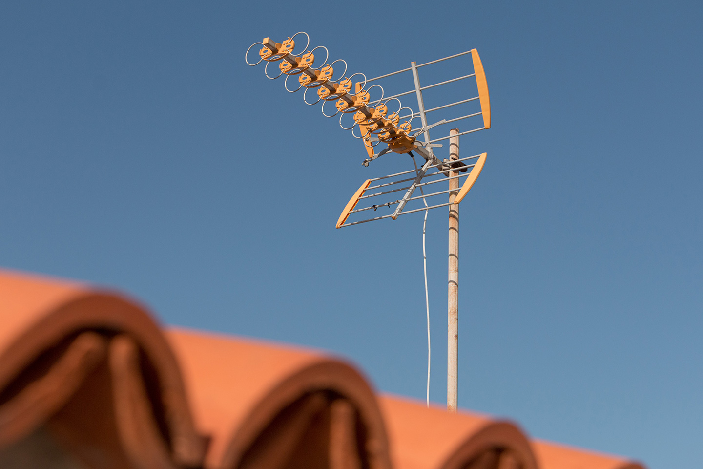 DVBT2-HD Yagi Antenne auf einem Hausdach