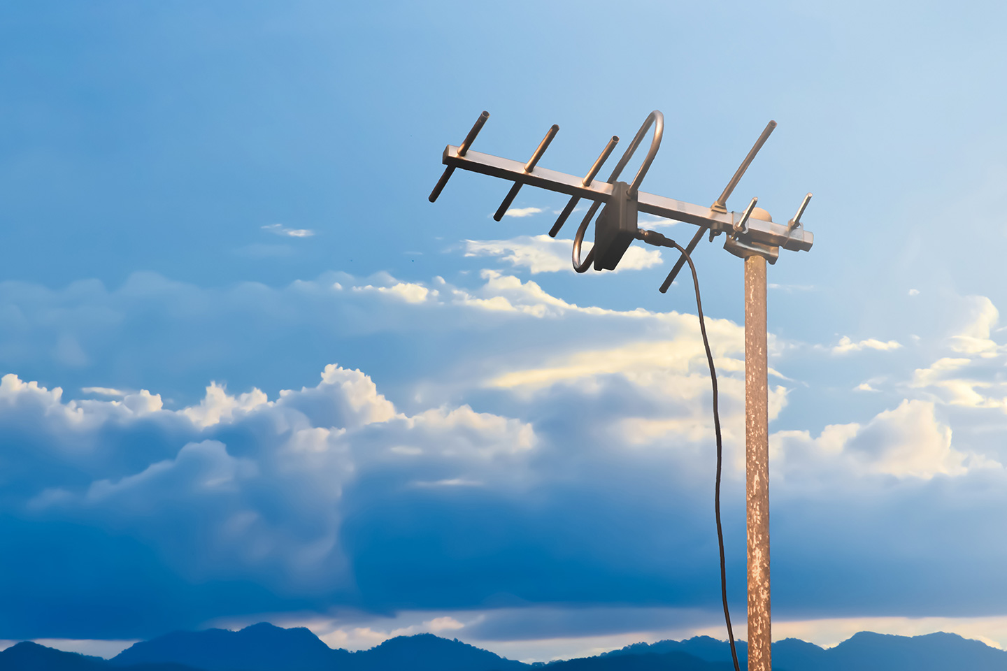 DVBT2-HD Yagi Antenne auf einem Hausdach