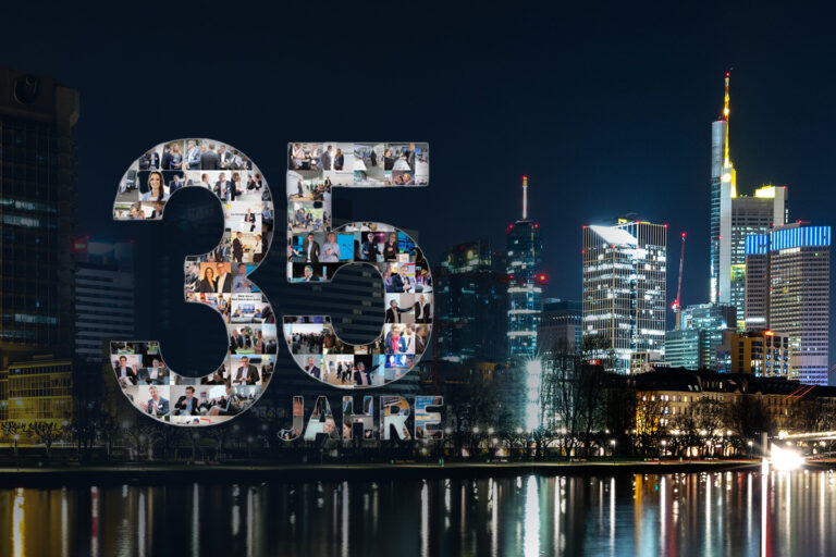 Frankfurt am Main bei Nacht und dem Jubiläumslogo der DTVP zum 35-jährigen Bestehen