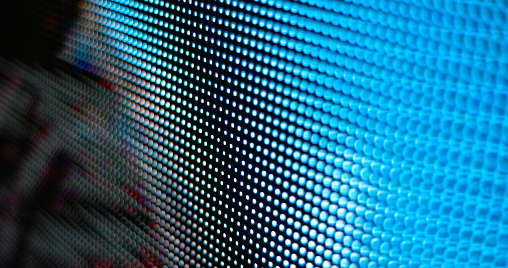 Close-Up von LED-Pixeln zur technischen Darstellung von TV-Geräten und dem Branchenkompass 2025 der Consumer Electronics Branche