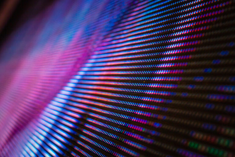 Close-Up von LED-Pixeln zur technischen Darstellung von TV-Geräten und dem Branchenkompass 2025 der Consumer Electronics Branche