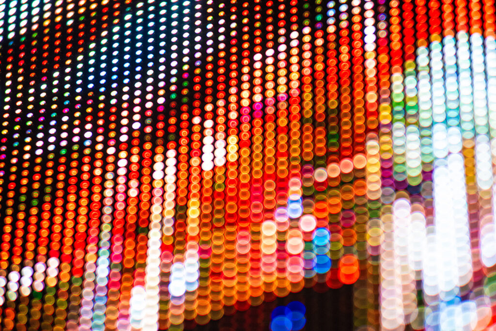 Close-Up von LED-Pixeln zur technischen Darstellung von TV-Geräten und dem Branchenkompass 2025 der Consumer Electronics Branche