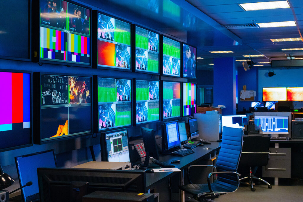 TV-Broadcastraum mit Schnittplätzen und Regieplatz zur Darstellung der DVB-I Signalverteilung, Empfang und Distribution