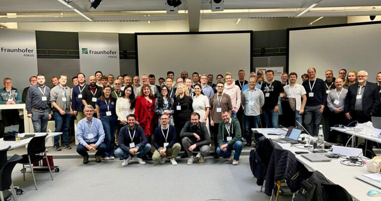 Gruppenaufnahme im Fraunhofer FOKUS Berlin zum Plugfest und HbbTV-Testing Event