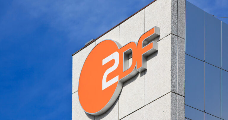 ZDF Logo am Sendergebäude