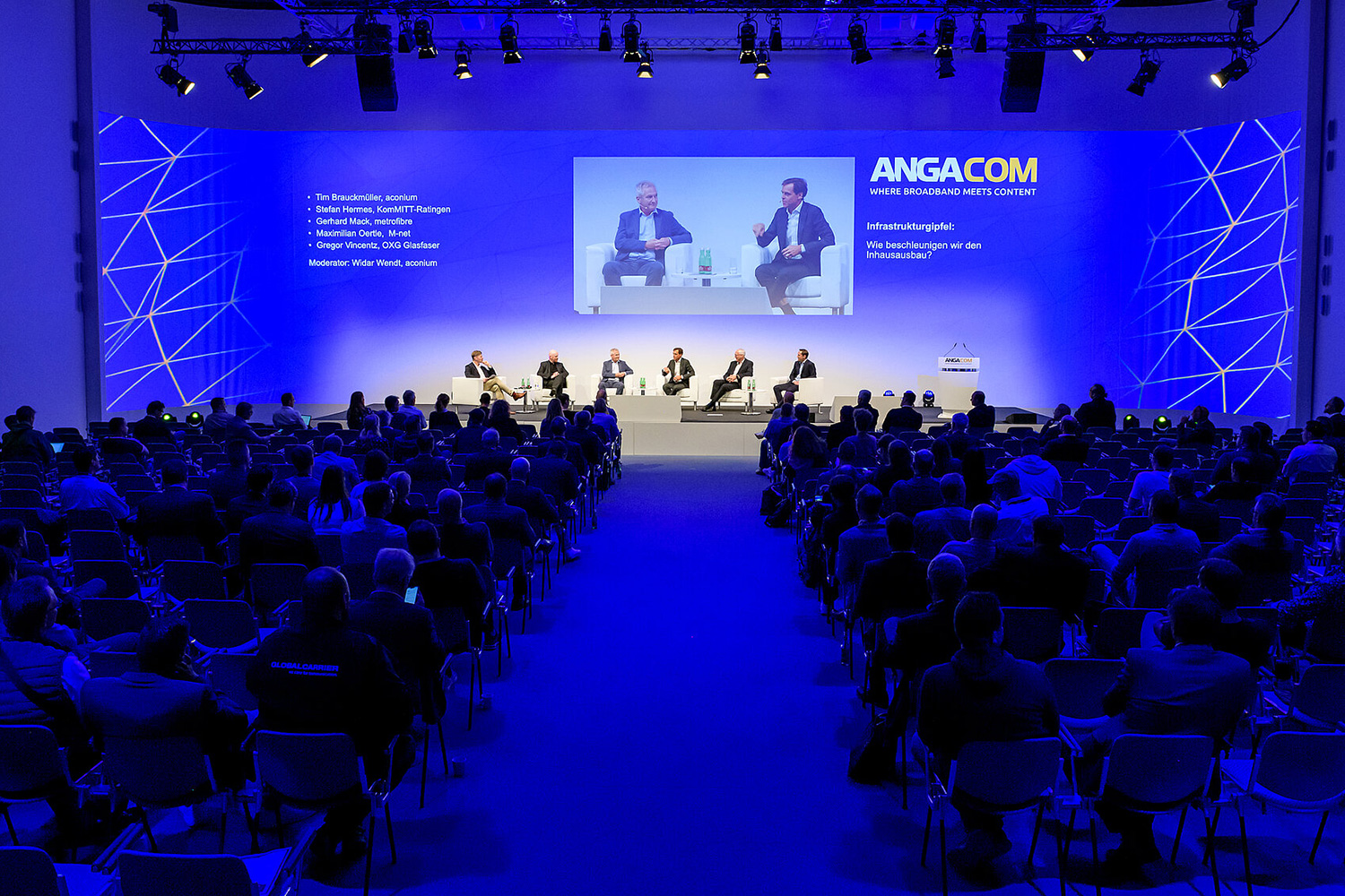 Podium mit zwei Panelteilnehmern während der ANGA COM 2025