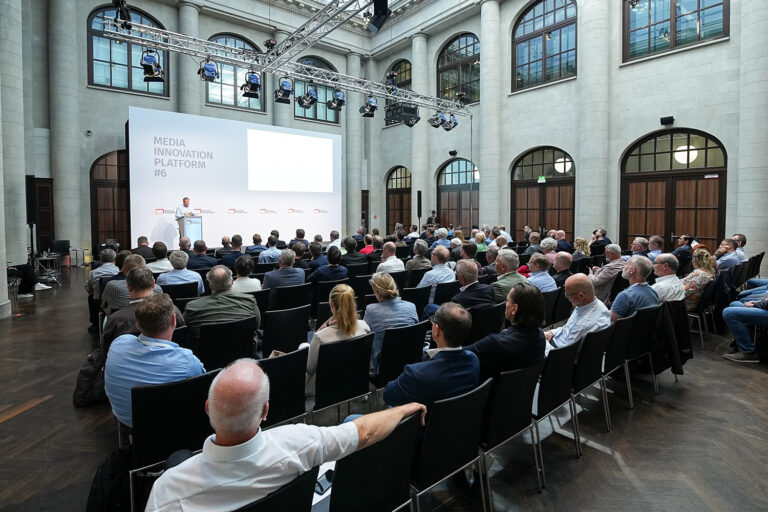 Auditorium und Vortrag während der MIP#6 im Jahr 2023 in Berlin