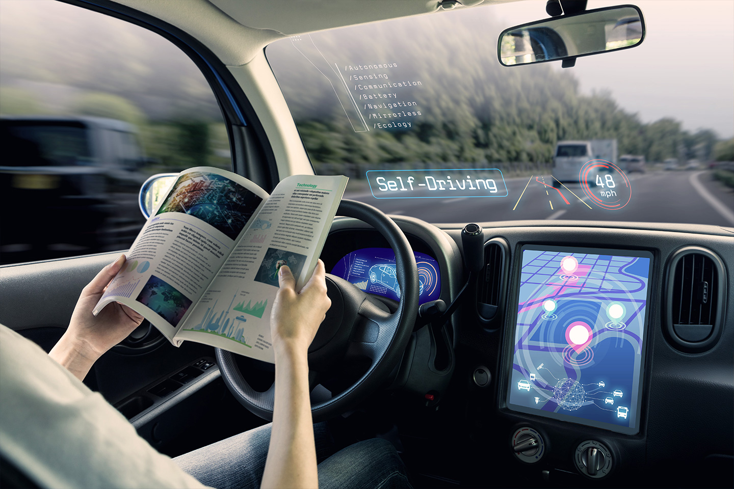 Frau sitzt hinter dem Lenkrad während das Auto autonom auf der Autobahn fährt