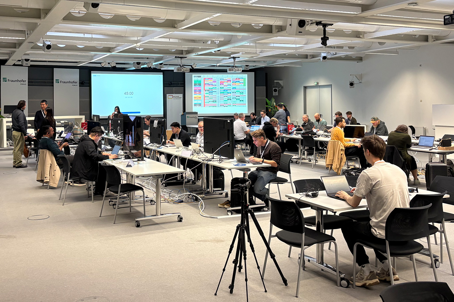 Entwickler in einem Raum des Fraunhofer Fokus während des Plugfest 2025