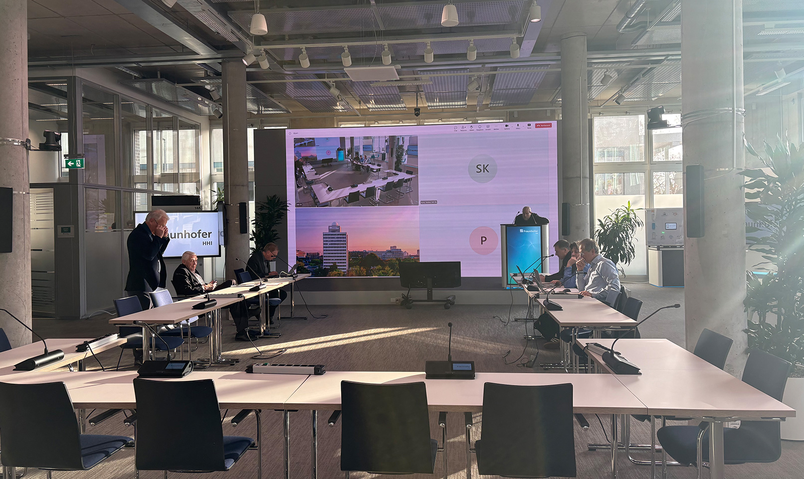 AG-Treffen der DTVP mit Mitgliedern und projeziertem Screen im Konferenzraum