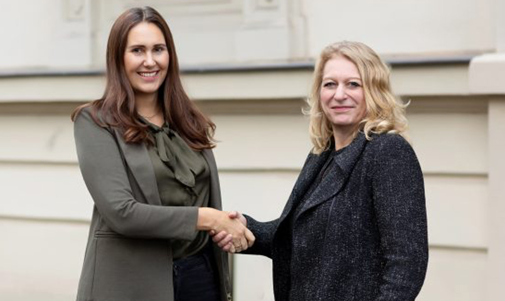 Handschlag von Carine Chardon und Nicole Ludwig in Frankfurt am Main