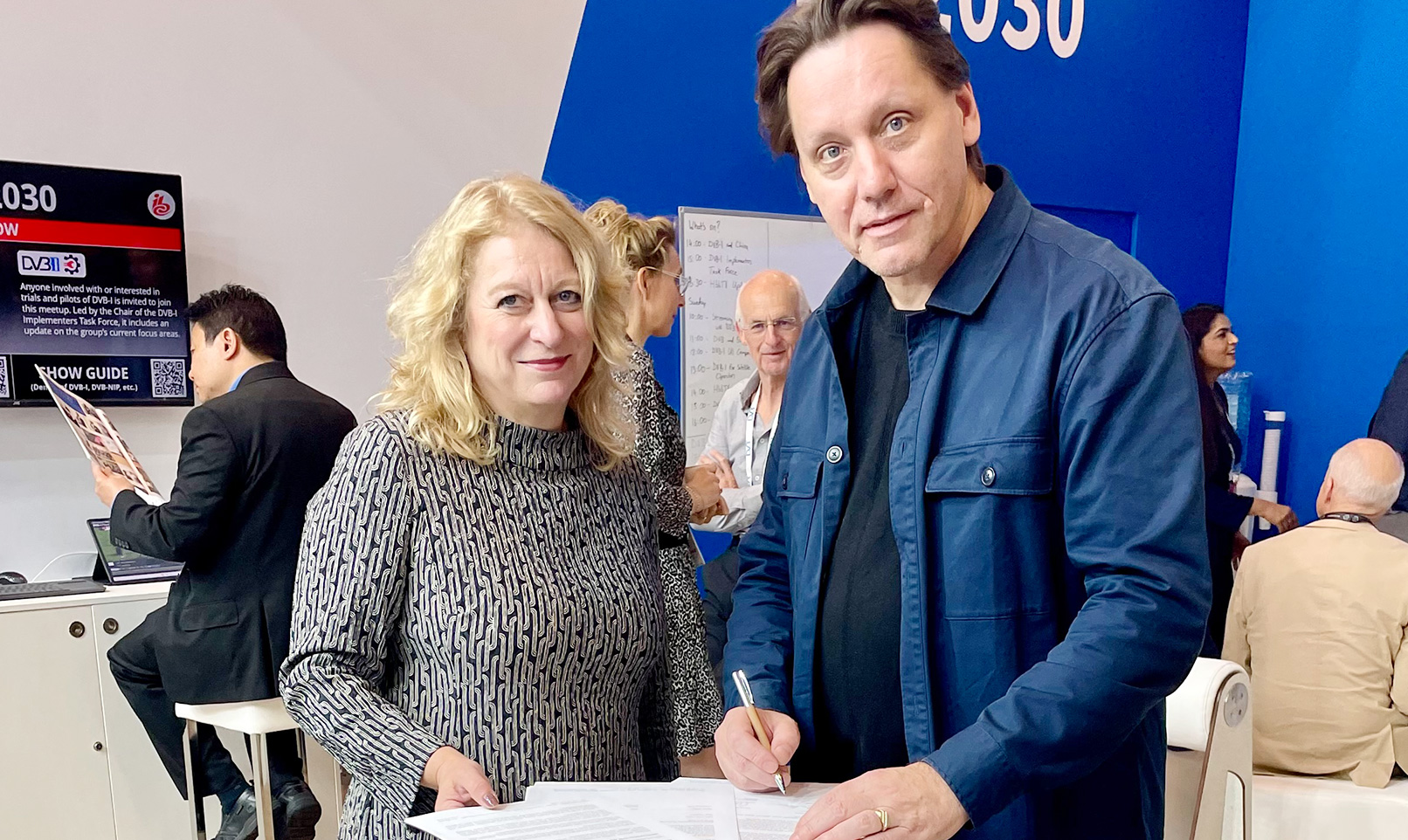 Nicole Ludwig und Remo Vogel bei der Unterzeichnung der DVB-Zusammenarbeit bei der IBC2025