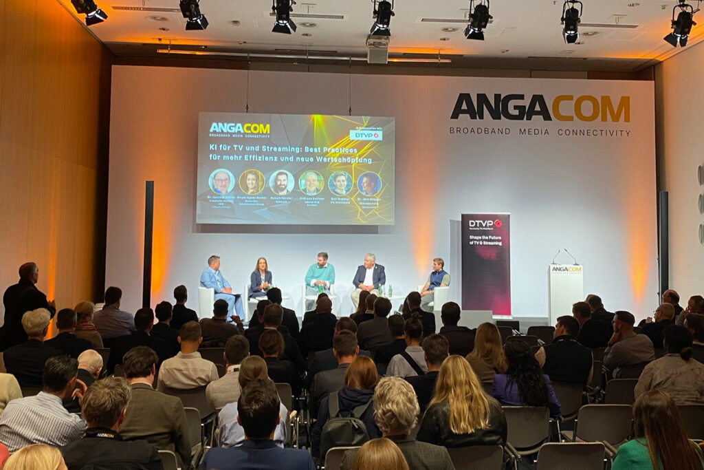 Bühne der ANGA COM zum Strategiepanel KI von der DTVP mit Podiumsteilnehmern