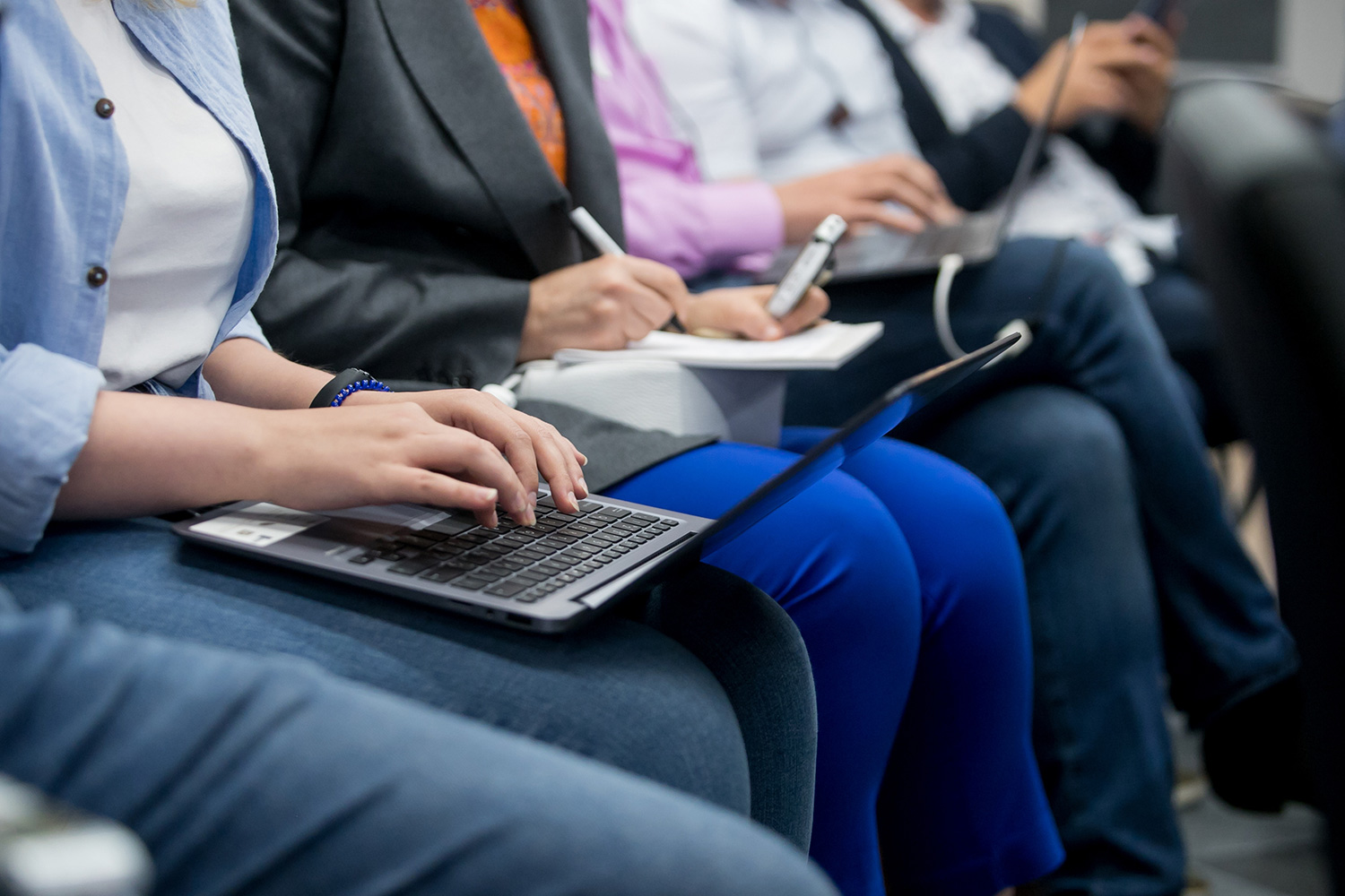 Journalisten während einer Pressekonferenz beim Notieren ihrer Informationen