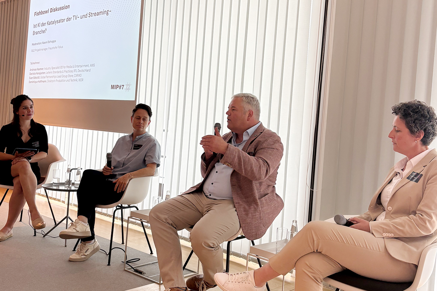 Fishbowl Diskussion mit Naomi Schoppa, Andreas Kastner und Daniela Hansjosten sowie Dominique Hoffmann